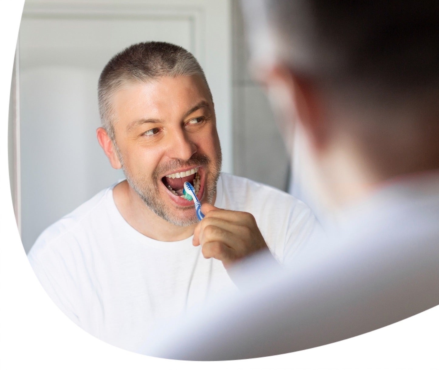 Fogínygyulladás: okok és következmények. Így előzd meg az ínybetegséget!