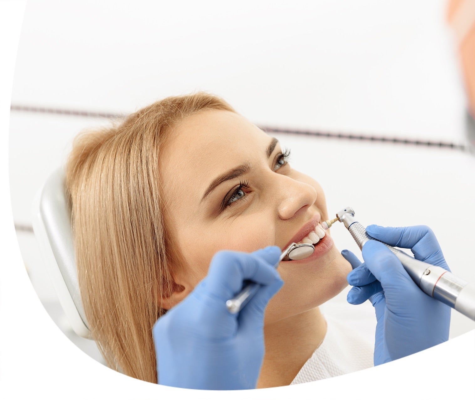 Fogínygyulladás: okok és következmények. Így előzd meg az ínybetegséget!